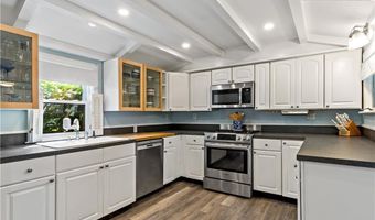 8 Lincoln Ave, Bristol, RI 02809