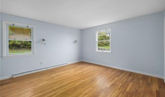 23 Algonquin Dr, Middletown, RI 02842