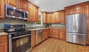 8 Brookview Ct, Bethel, CT 06801