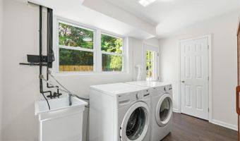 9831 SINGLETON Dr, Bethesda, MD 20817