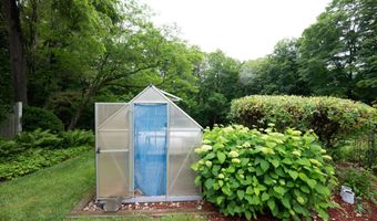 117 Long Meadow Hill Rd, Brookfield, CT 06804