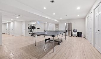 19 Sunset Rd W, Albertson, NY 11507