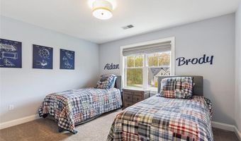 76 Woods Ln, Cranston, RI 02921