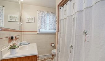 215 E LAKE Dr, Audubon, NJ 08106