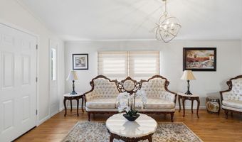 3 Queens Rd 211, Attleboro, MA 02703