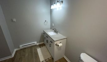 913 Pine Ave, Alma, MI 48801