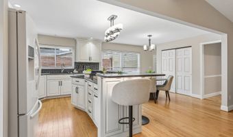 318 Algonquin Dr, Ballwin, MO 63011