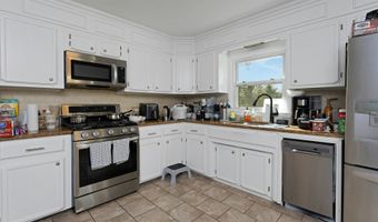 25 Quinsey Dr, Bridgeport, CT 06606