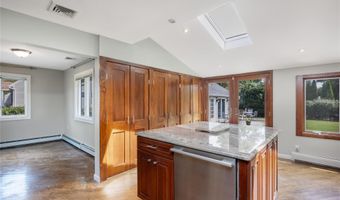 18 Central Ave, Amityville, NY 11701