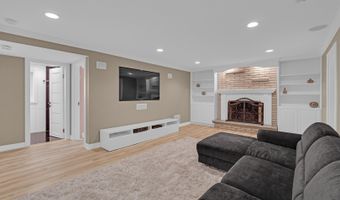 210 W Pickwick Rd, Arlington Heights, IL 60005