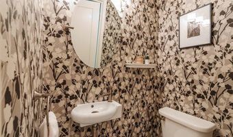 2061 N Roosevelt Ave, Altadena, CA 91001