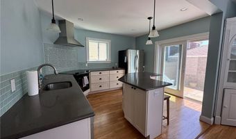 11 Ann St, Newport, RI 02840