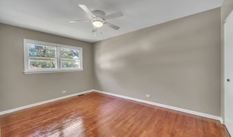 10 N ADAMS Dr, Addison, IL 60101