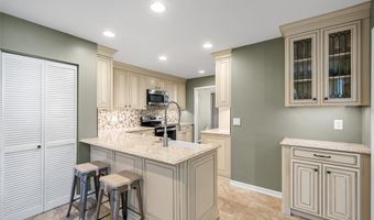 35 Ridgeview Circle Ct, Ballwin, MO 63021