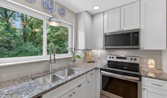 706 Clayworth Dr, Ballwin, MO 63011