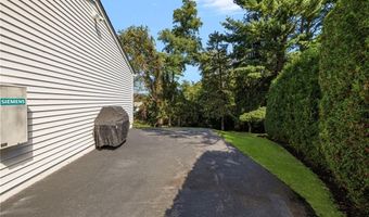 40 Quail Hollow Rd, Cranston, RI 02920