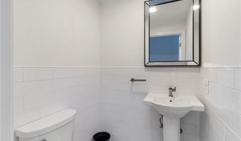 53 River Run Rd, Middletown, RI 02842