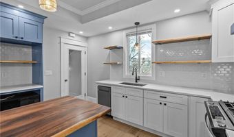 20 Summer St, Newport, RI 02840