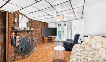 3 Solar Dr, Ambridge, PA 15003