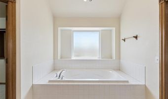 506 Fieldcrest Dr, Chickasha, OK 73018