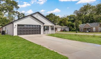 21 E Cofield St, Aurora, MO 65605