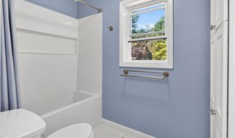 3 N Chestnut Hill Rd, Albany, NY 12211