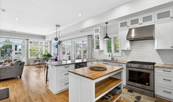 284 Shore Dr, Branford, CT 06405