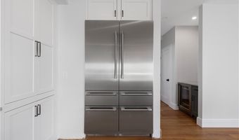 6 Sharon Ct, Newport, RI 02840