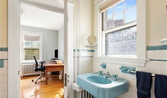 27 Cranston Ave, Newport, RI 02840