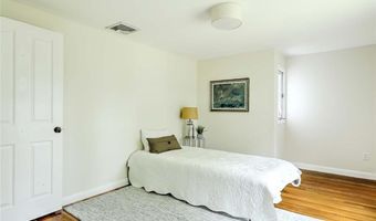 4 Buckingham St, Barrington, RI 02806