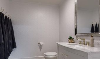 101 S 7TH St, Akron, PA 17501