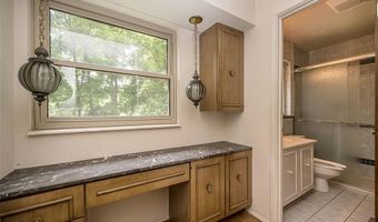 425 Kenilworth Ln, Ballwin, MO 63011