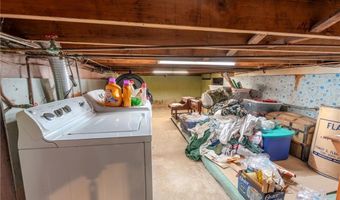 8 Spruce Ave, Middletown, RI 02842