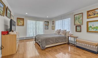 10 Macy Dr, Hewlett Bay Park, NY 11557