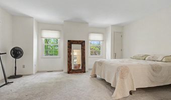 130 WOODEN CARRIAGE Dr, Hockessin, DE 19707