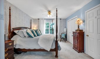 21 Lakeview Dr, Branford, CT 06405