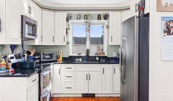 67 Linden St, Middletown, RI 02842