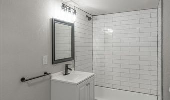 1027 W Idaho Ave, Chickasha, OK 73018