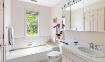 4 Alpond Dr, Newport, RI 02840