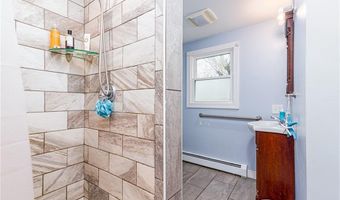 4 Village Ln, Narragansett, RI 02882