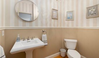 4 Brookfield Ct, East Greenwich, RI 02818