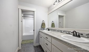 10 Fox Point Ct, Ada, MI 49301
