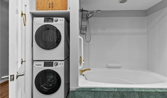 553 Bellevue Ave 14, Newport, RI 02840