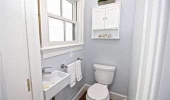 105 John St, Newport, RI 02840