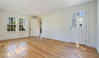 5 Phillips Rd, Falmouth, ME 04105