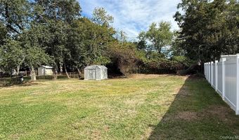 32 Penndale Dr, Amityville, NY 11701