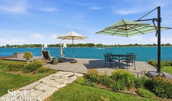 206 Edgewater Dr, Algonac, MI 48001