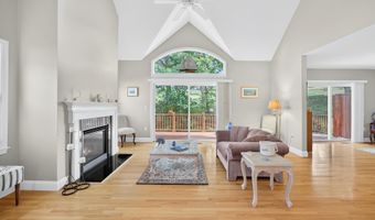 4 Hollyhock Knoll Ct 4, Bourne, MA 02532