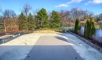28 Crestview Ln 28, Danbury, CT 06810