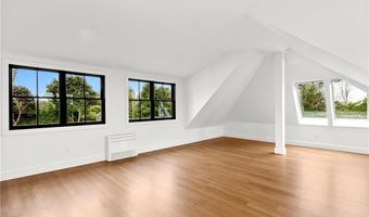 2 Stone Bridge Dr, Middletown, RI 02842